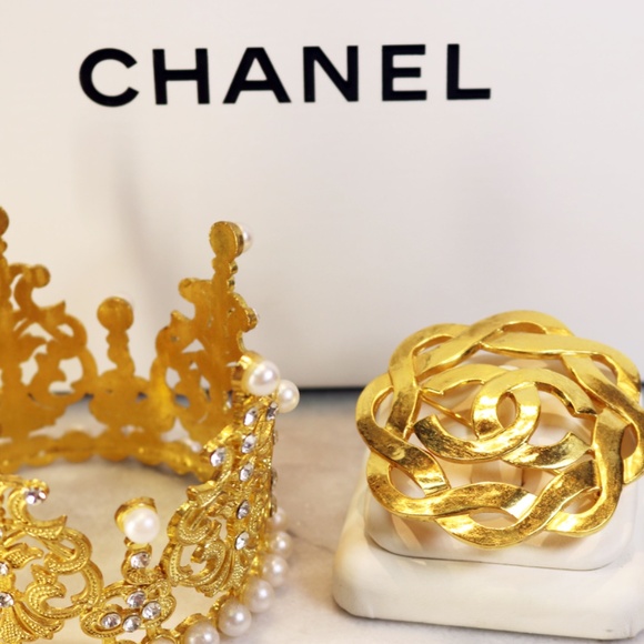 Chanel CC Logo Gold Plated Swirl Brooch with Box ~ Made In France *signed* - Picture 15 of 16